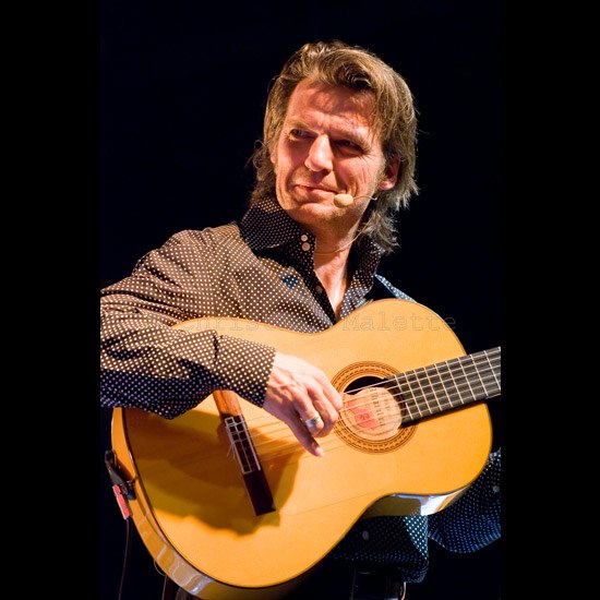 photo d'YVAN LE BOLLOC'H à la guitare festival jazz-musette SAINT-OUEN