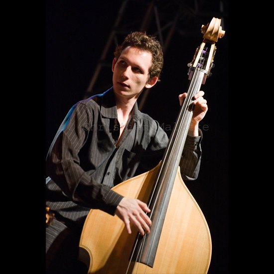 photo contrebassiste au festival jazz-musette de SAINT-OUEN