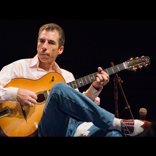 photo d'ANGELO DEBARRE à la guitare, festival de jazz-musette SAINT-OUEN