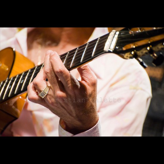 photo gros plan sur main à la guitare, Angelo DEBARRE, SAINT-OUEN