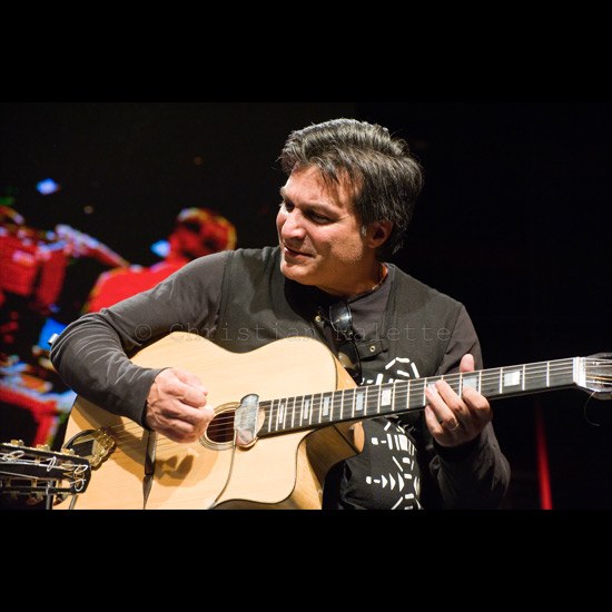 photo de Ninine GARCIA à la guitare, festival de jazz, SAINT-OUEN